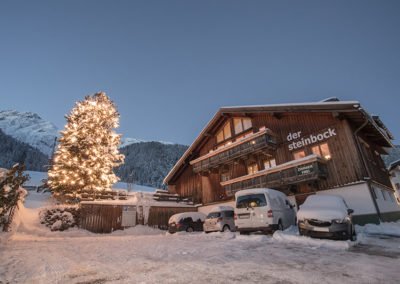 Pension Steinbock im Winter bei Nacht