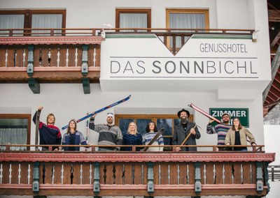 Hotelgäste auf dem Balkon vom Sonnbichl