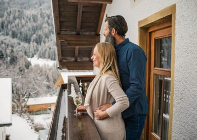 Pärchen auf dem Balkon der Pension