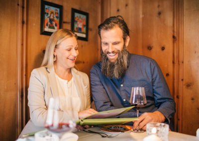Paar-am-Tisch-mit-Speiserkarte