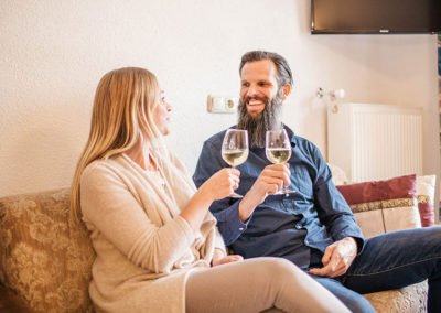 Pärchen trinkt Wein in der Pension