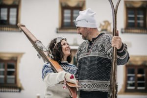 Zwei Skifahrer vor dem Sonnbichl