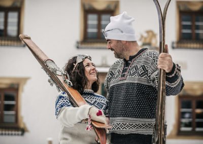 Zwei Skifahrer vor dem Sonnbichl