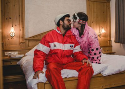 Pärchen küsst sich im Bett