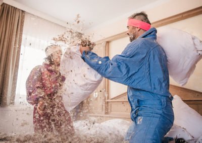 Kissenschlacht im Hotelzimmer