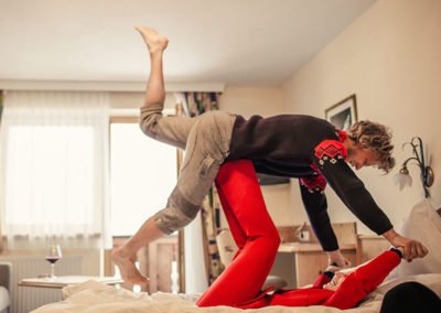 Pärchen genießt Zweisamkeit im Bett