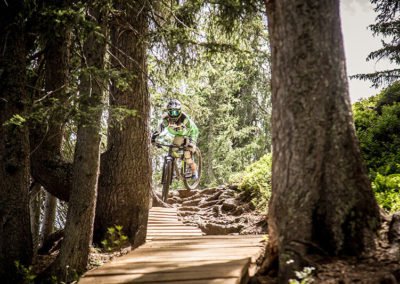 Mountainbiker auf der Downhill-Strecke