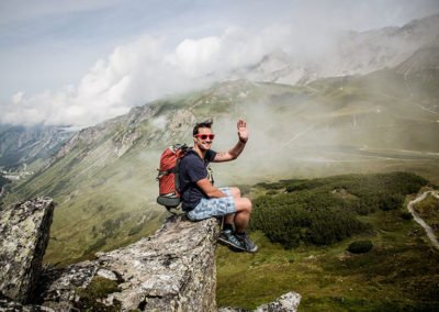 Wanderer sitzt auf einem Felsvorsprung