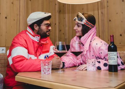 Pärchen in der Hotel-Stube