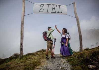Zwei Wanderer erreichen ihr Ziel