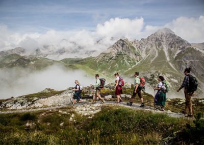 Wander-Gruppe auf dem Wanderweg