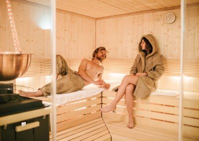 Zwei Sauna-Besucher in der Sauna