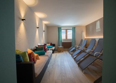 Wellnessbereich mit Liegen und Sofas