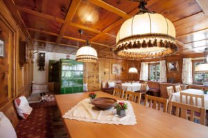 Stube des Hotels mit Ofen