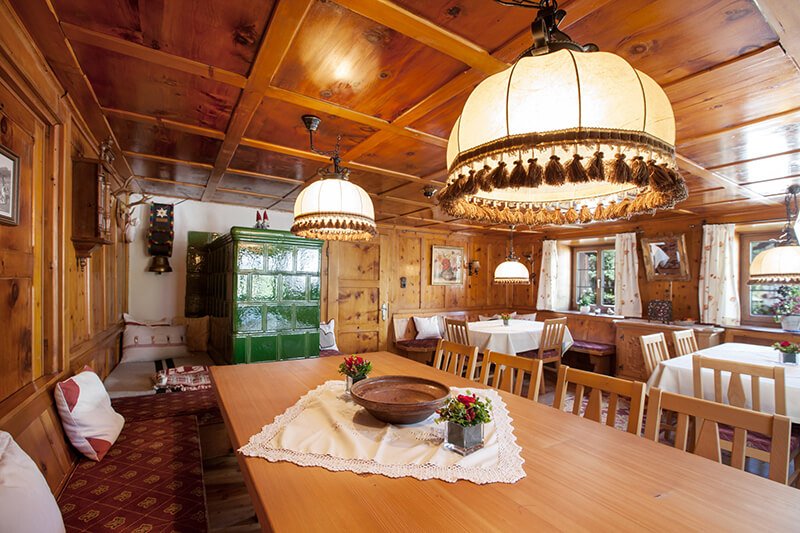 Stube des Hotels mit Ofen