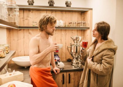 2 Personen am Teebuffet im Saunabereich