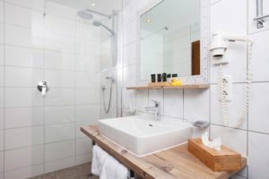 Bad mit Dusche und Waschbecken