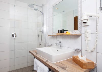 Waschbecken und Dusche