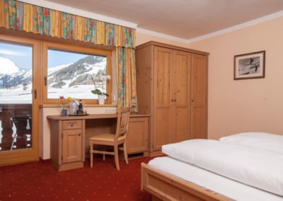 Zimmeransicht mit Fenster