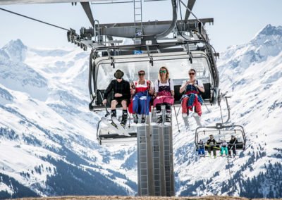 Skifahrer auf Sessellift