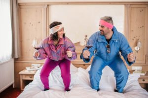 Gäste im Zimmer in Skifahrerposition