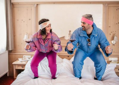 Gäste im Zimmer in Skifahrerposition