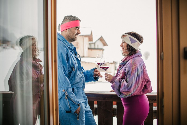 Pärchen trinkt Wein am Balkon