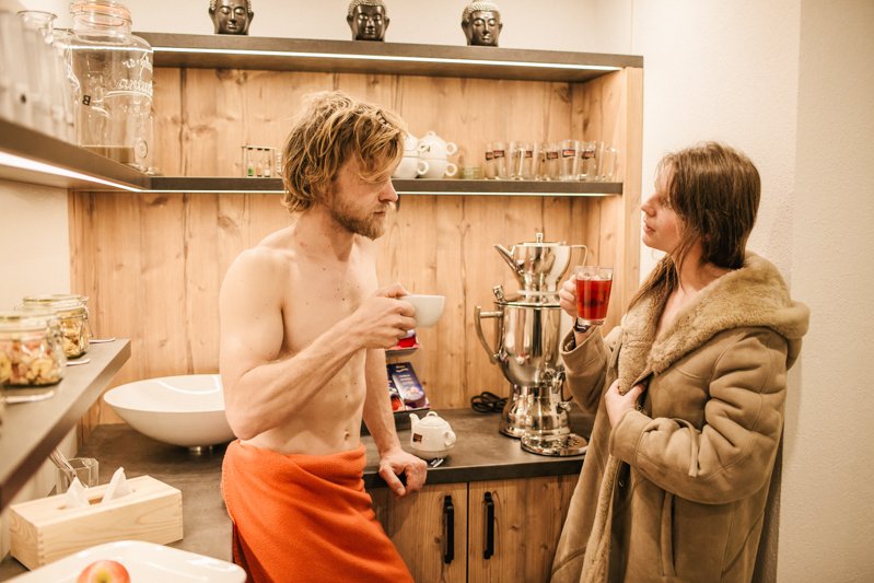 Pärchen am Teebuffet in der Sauna