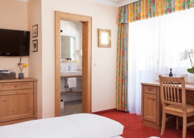 Doppelzimmer mit TV, Balkon