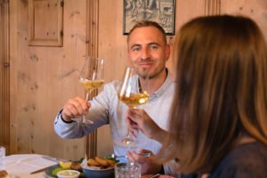 Gäste beim Wein trinken