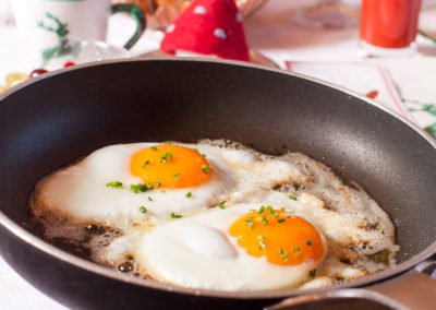 spiegelei-aus-der-pfanne
