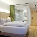 Doppelbett im Zirbenzimmer