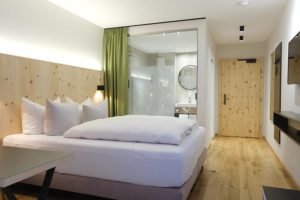 Doppelbett im Zirbenzimmer