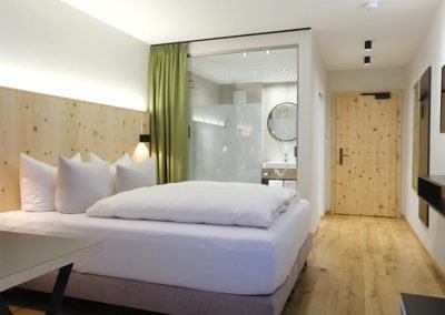 Doppelbett im Zirbenzimmer